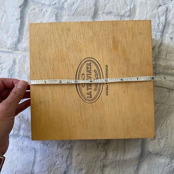 La Traviata wooden cigar box collectible with latch closure 8x8 - Picture 11 of 11